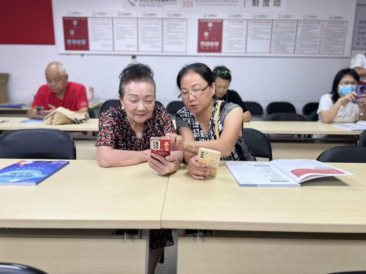 “银龄触网”,乐享生活2.jpg “银龄触网”,乐享生活2.jpg