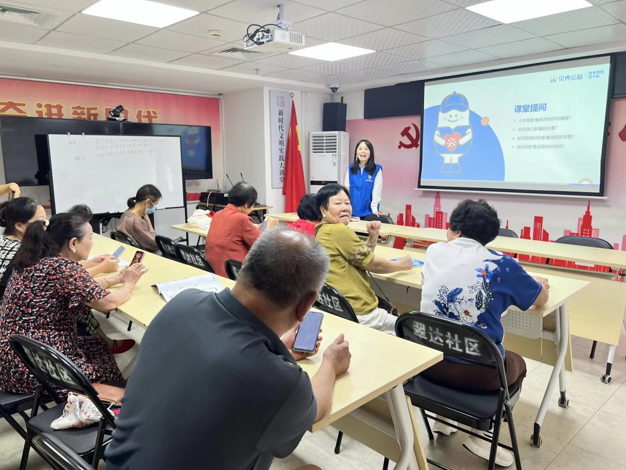 “银龄触网”,乐享生活1.jpg “银龄触网”,乐享生活1.jpg