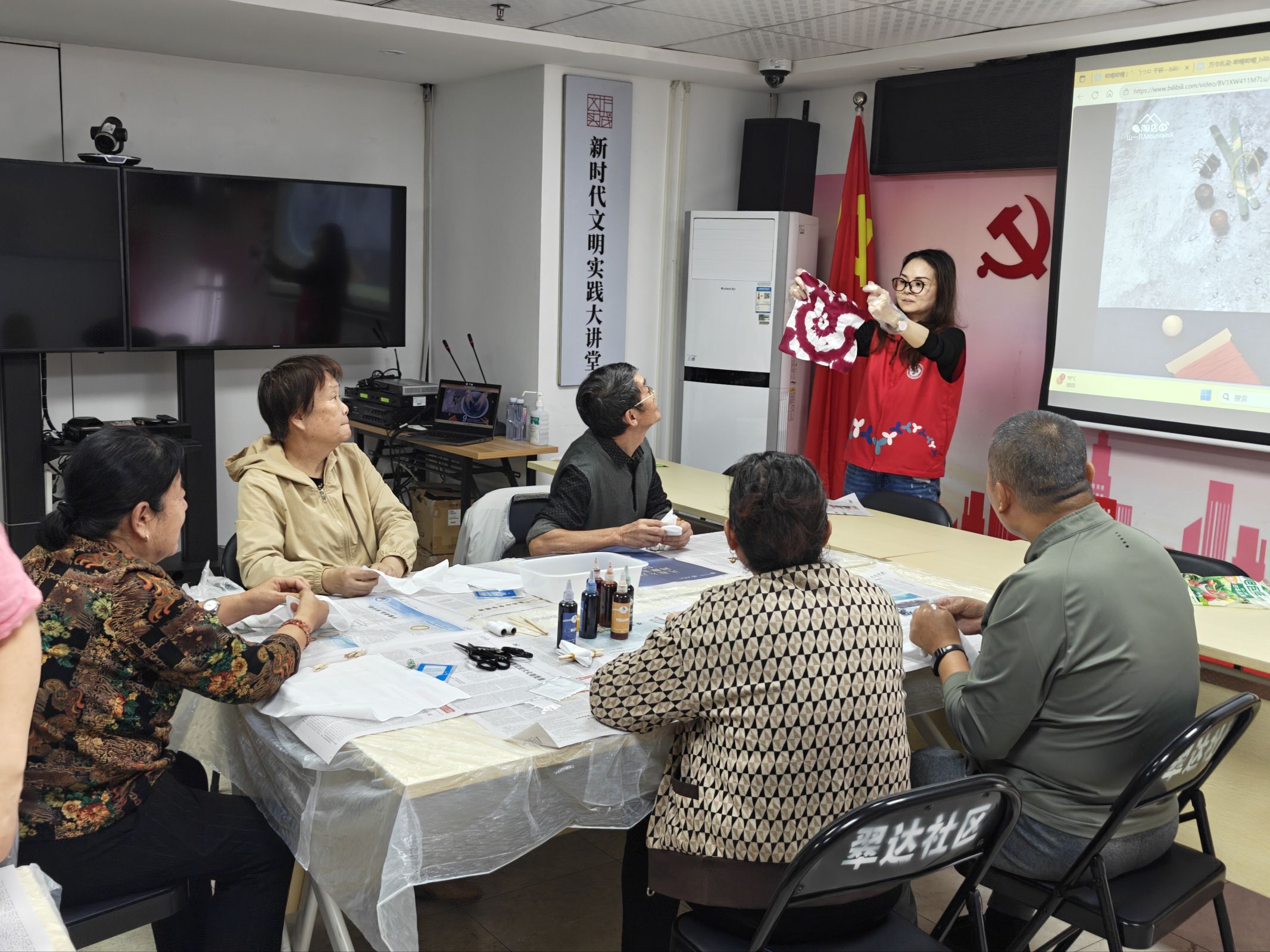 指尖扎染绘匠心,方寸绢布绽芳华2.jpeg 指尖扎染绘匠心,方寸绢布绽芳华2.jpeg