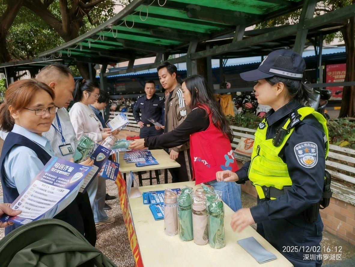 守住钱袋子,平安伴社区——翠达社区开展反诈骗知识宣传活动2.jpg 守住钱袋子,平安伴社区——翠达社区开展反诈骗知识宣传活动2.jpg