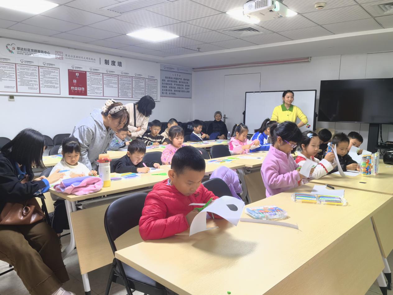 翠达社区开展“昆虫王国” AI百科博物公益课3.jpg