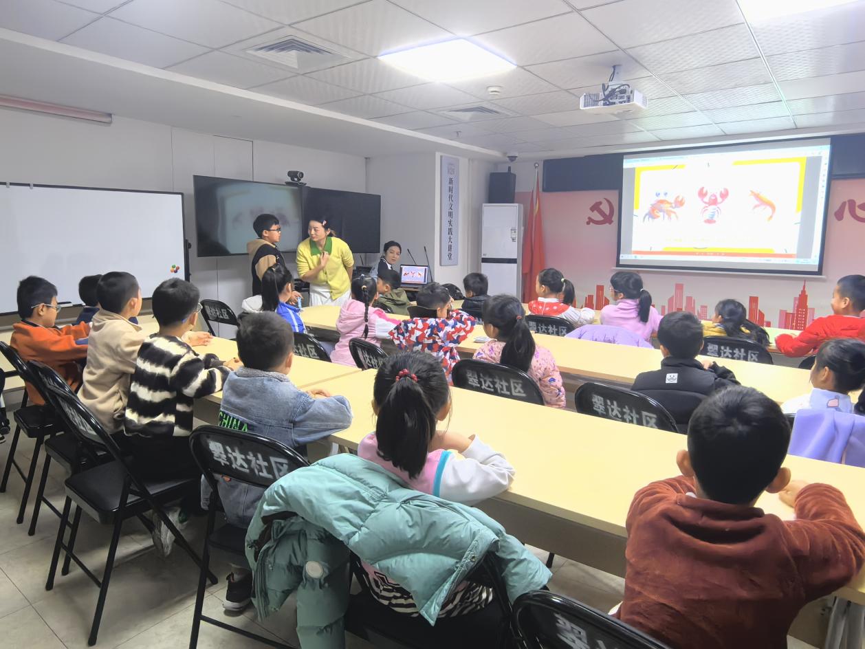 翠达社区开展“昆虫王国” AI百科博物公益课1.jpg