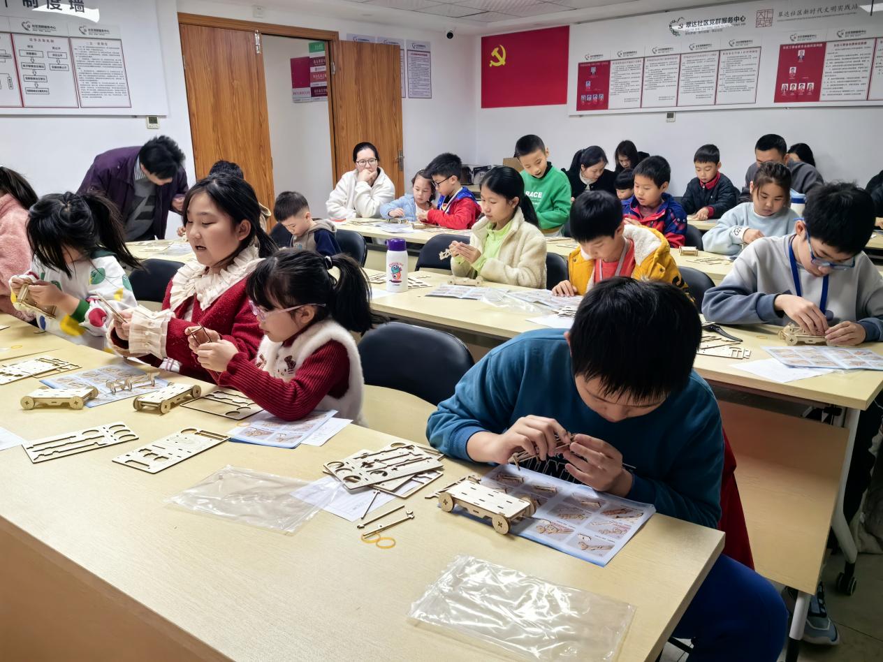 翠达社区开展“小小科学家”创新科技工作坊1.jpg