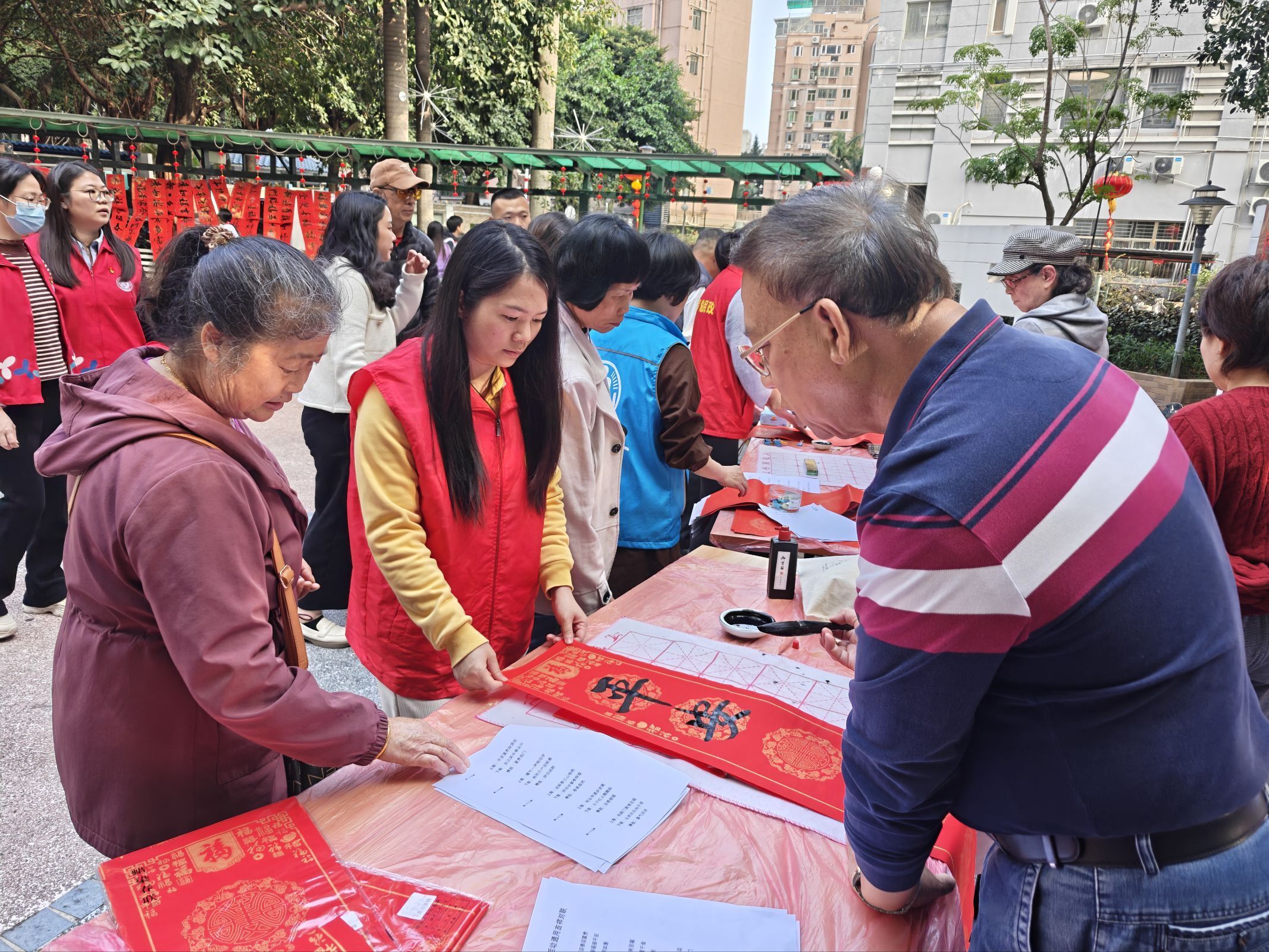笔尖绘春迎马年,邻里携手贺新春——翠达社区开展春联书写活动1.jpg 笔尖绘春迎马年,邻里携手贺新春——翠达社区开展春联书写活动1.jpg