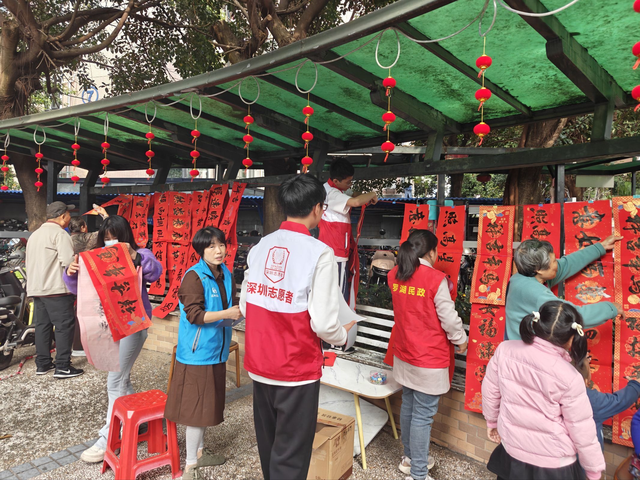 笔尖绘春迎马年,邻里携手贺新春——翠达社区开展春联书写活动2.jpg 笔尖绘春迎马年,邻里携手贺新春——翠达社区开展春联书写活动2.jpg