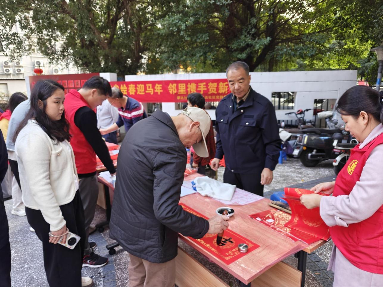 笔尖绘春迎马年，邻里携手贺新春——翠达社区开展春联书写活动4.jpg