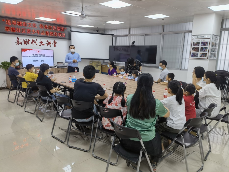 讲师讲课中.jpg 讲师讲课中.jpg