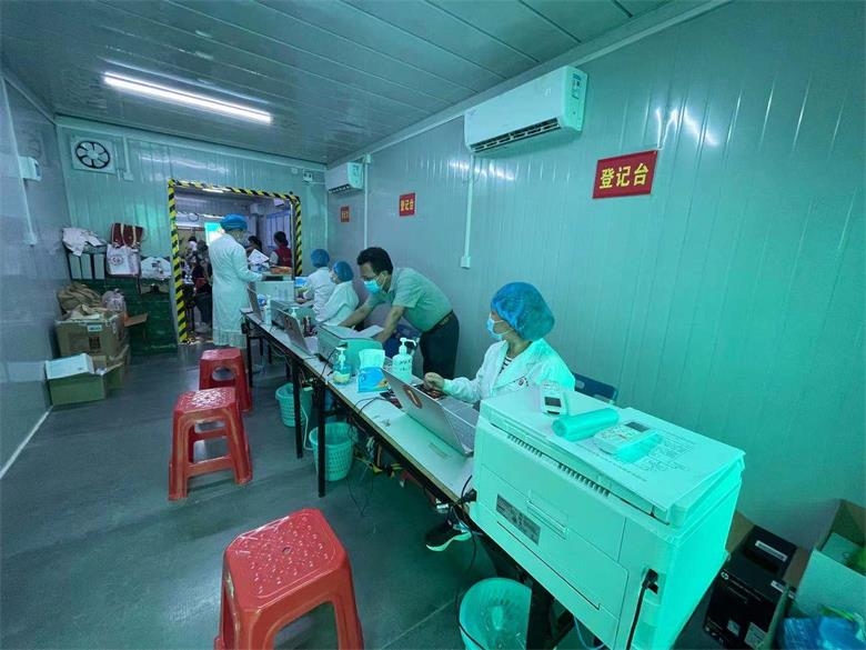 草埔地铁b出口临时接种点 登记台.jpg