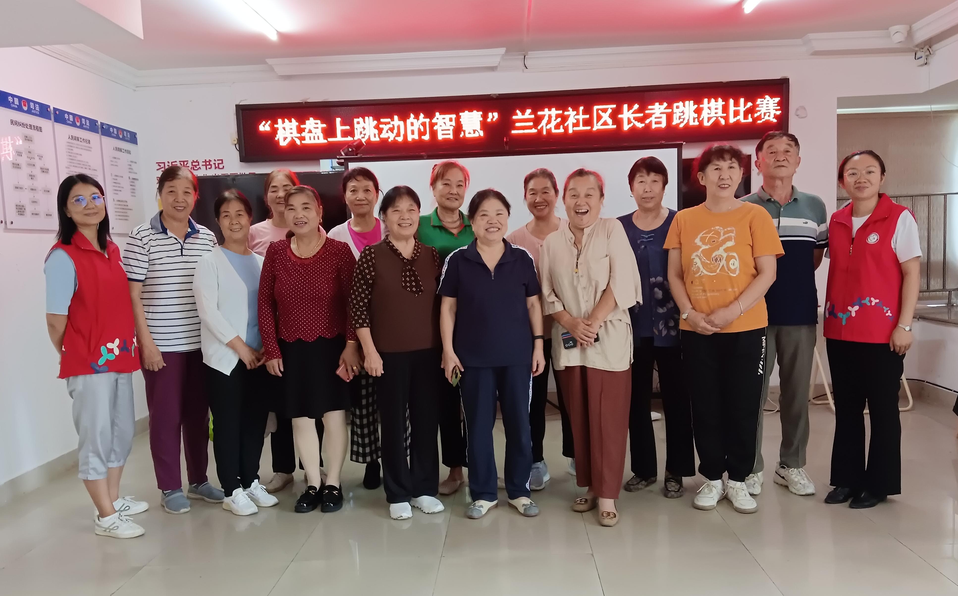 图三:工作人员与居民合影.jpg 图三:工作人员与居民合影.jpg