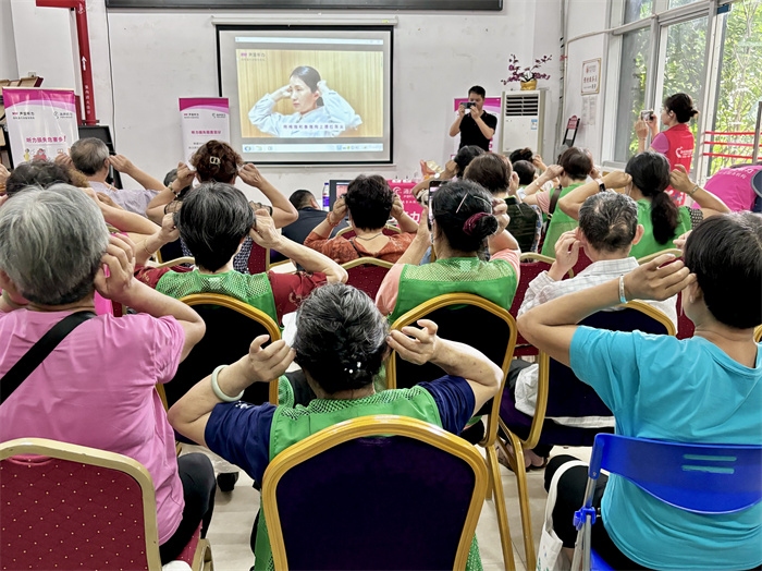 “爱尔助听·健康同行”绿景社区听力义诊沙龙.jpg