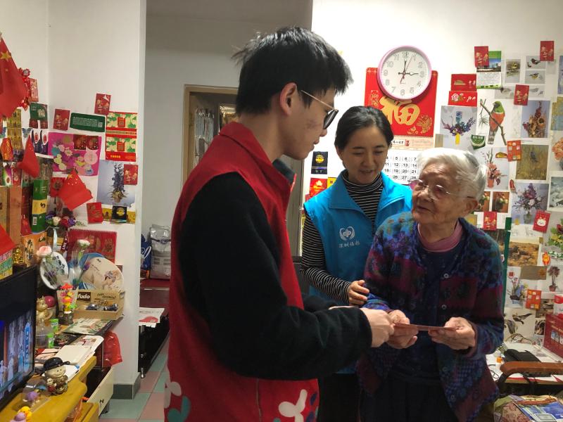 1119老围社区暖心探访 情暖高龄独居老人.jpg