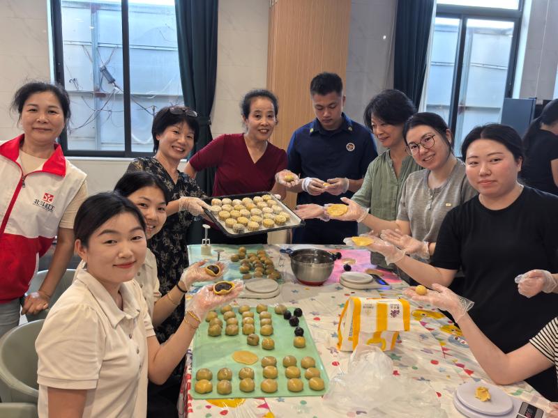 月饼压成型.jpg 月饼压成型.jpg