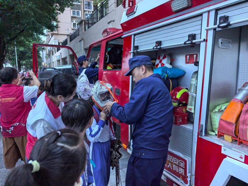 体验防毒面罩.jpg 体验防毒面罩.jpg