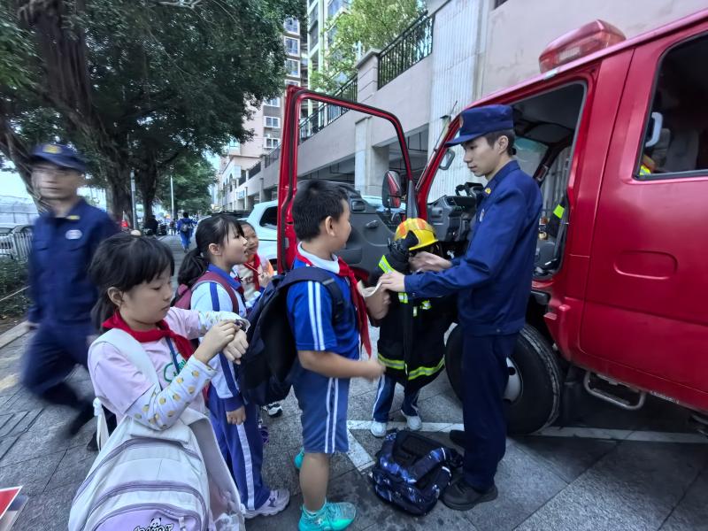 排队体验消防服.jpg 排队体验消防服.jpg