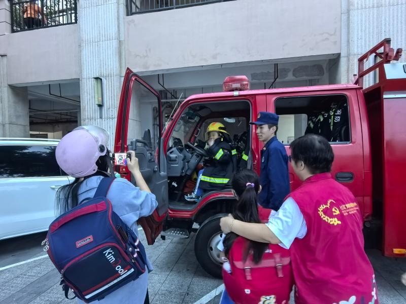 体验消防防服.jpg 体验消防防服.jpg