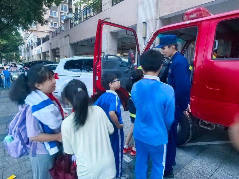 消防员讲解消防知识.jpg 消防员讲解消防知识.jpg