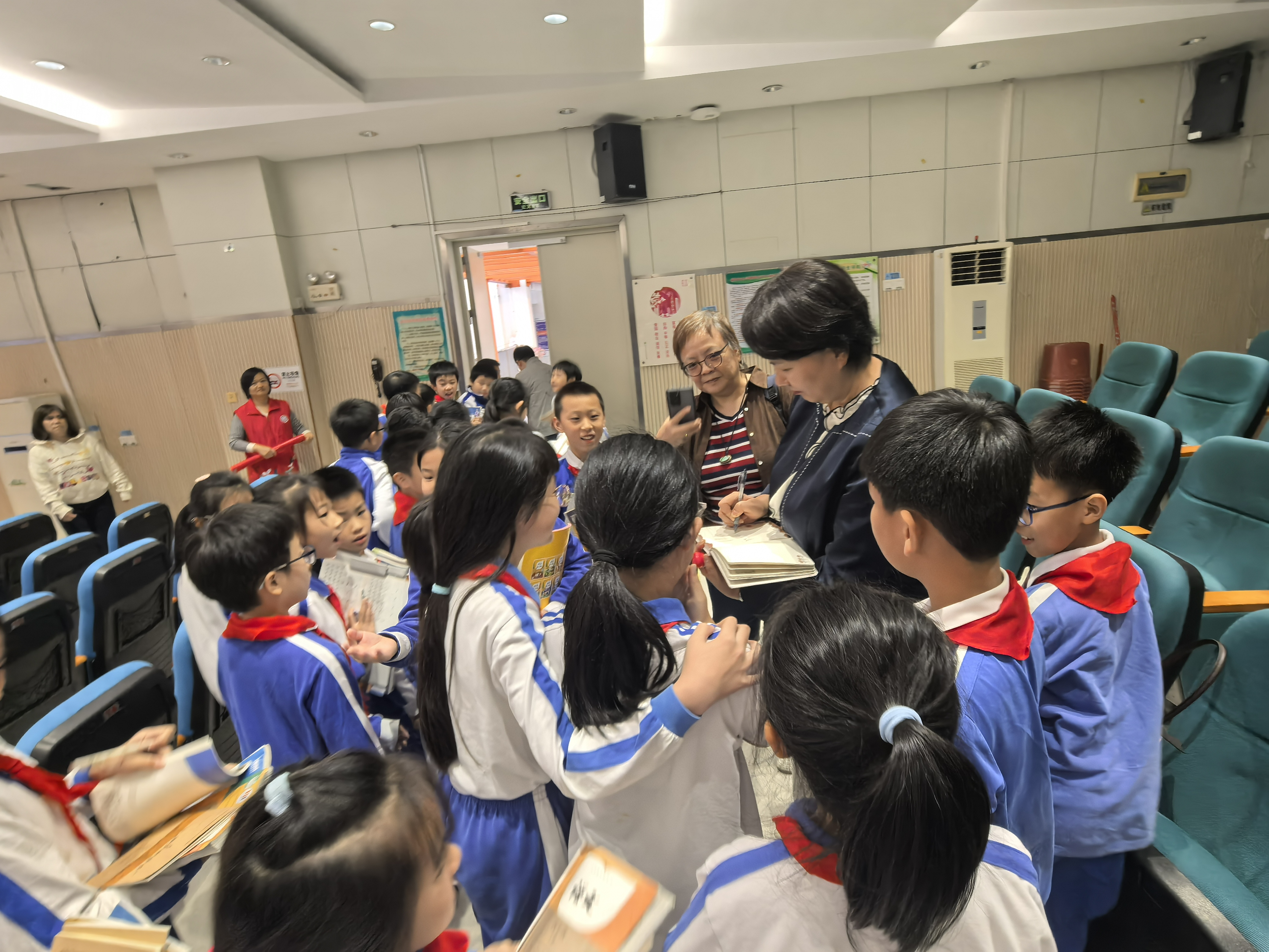 学生围着法官签名.jpg 学生围着法官签名.jpg