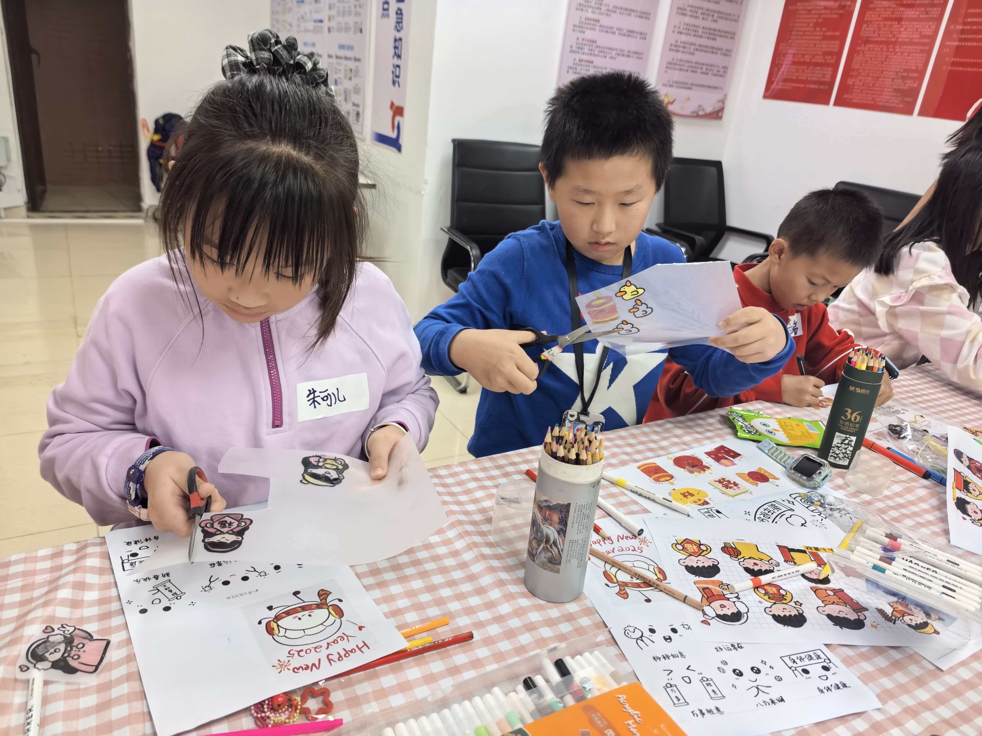 学生创作中.jpg 学生创作中.jpg