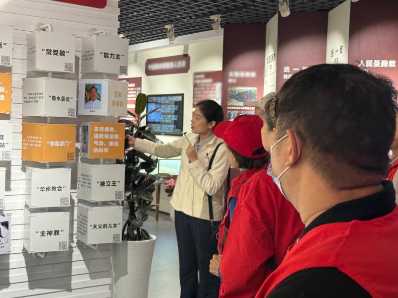 反邪教育讲解员为志愿者讲解.jpg 反邪教育讲解员为志愿者讲解.jpg