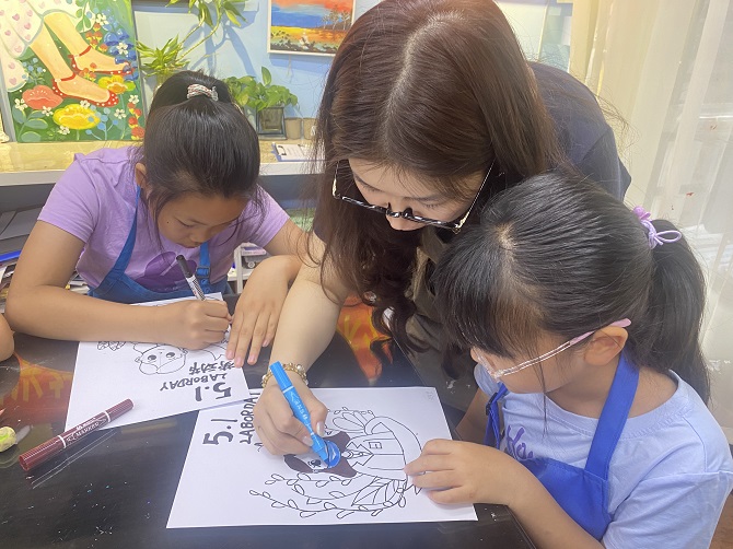 老师指导学生画画.jpg 老师指导学生画画.jpg