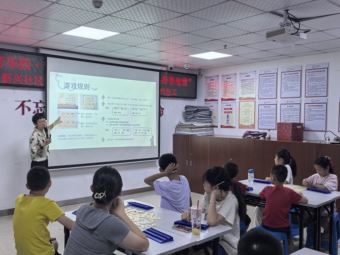 公益老师授课.jpg 公益老师授课.jpg