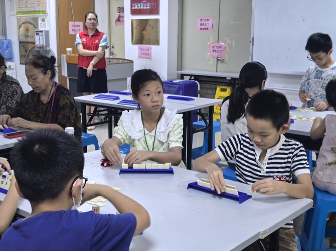 组员认真听讲.jpg 组员认真听讲.jpg