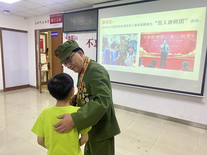 小朋友向廖爷爷提出问题.jpg 小朋友向廖爷爷提出问题.jpg