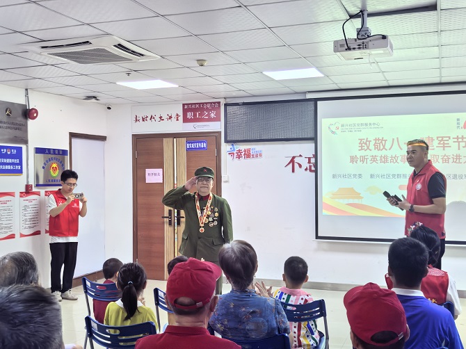 廖其定同志向大家行军礼.jpg 廖其定同志向大家行军礼.jpg