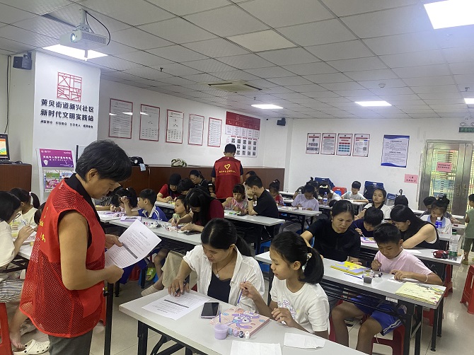 志愿者发放满意度调查表.jpg 志愿者发放满意度调查表.jpg