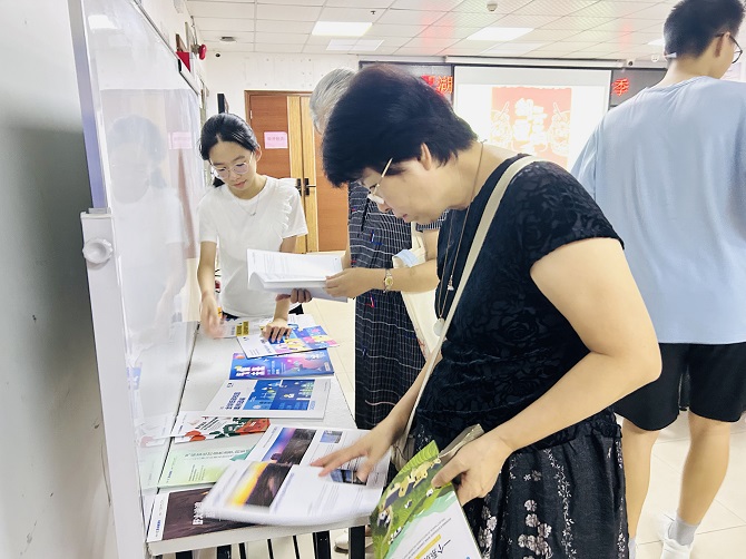 活动前翻阅资料.jpg 活动前翻阅资料.jpg