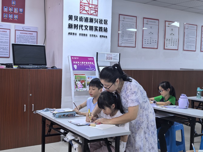 老师指导学员书写.jpg 老师指导学员书写.jpg