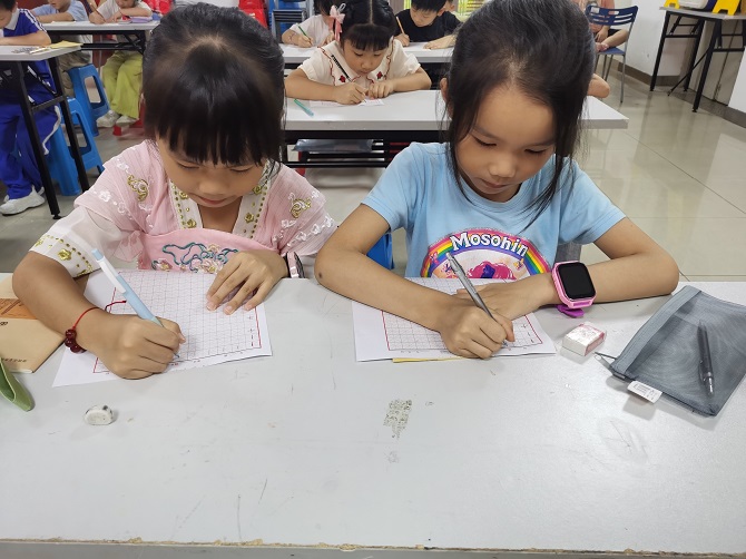 认真书写中.jpg 认真书写中.jpg