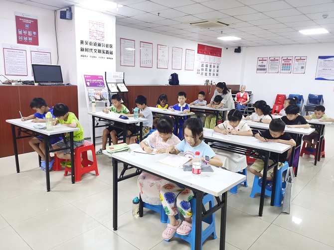 学生认真书写.jpg 学生认真书写.jpg