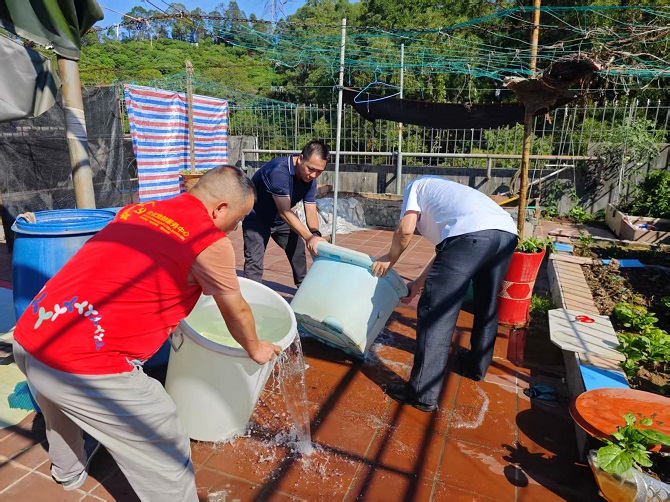 楼顶积水倒灌.jpg 楼顶积水倒灌.jpg