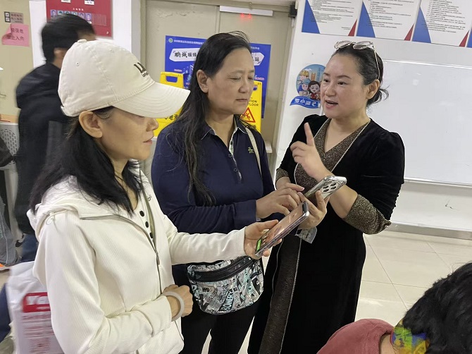 图5现场指导.jpg 图5现场指导.jpg