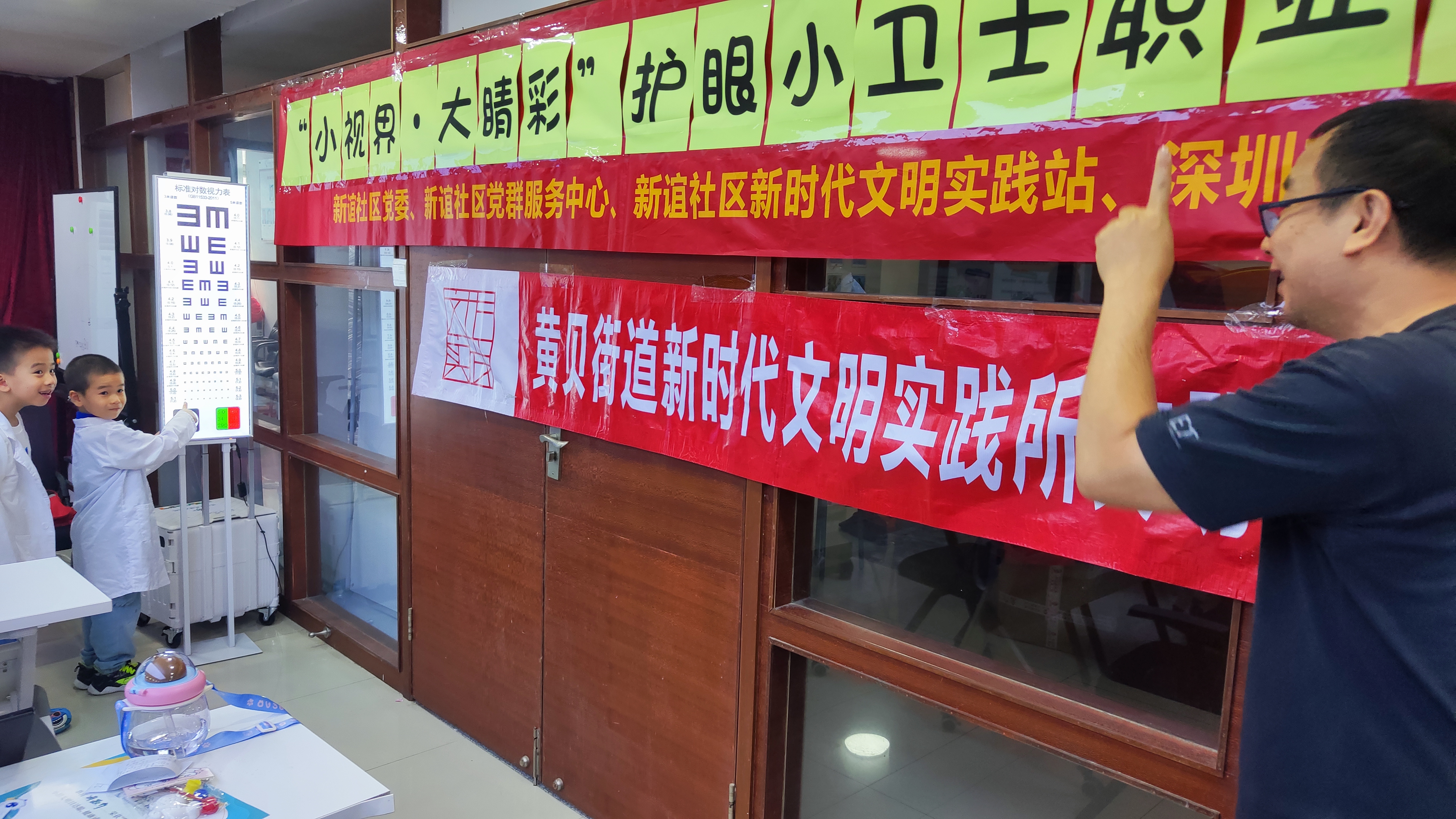 小医生给家长做检查 - 副本.jpg