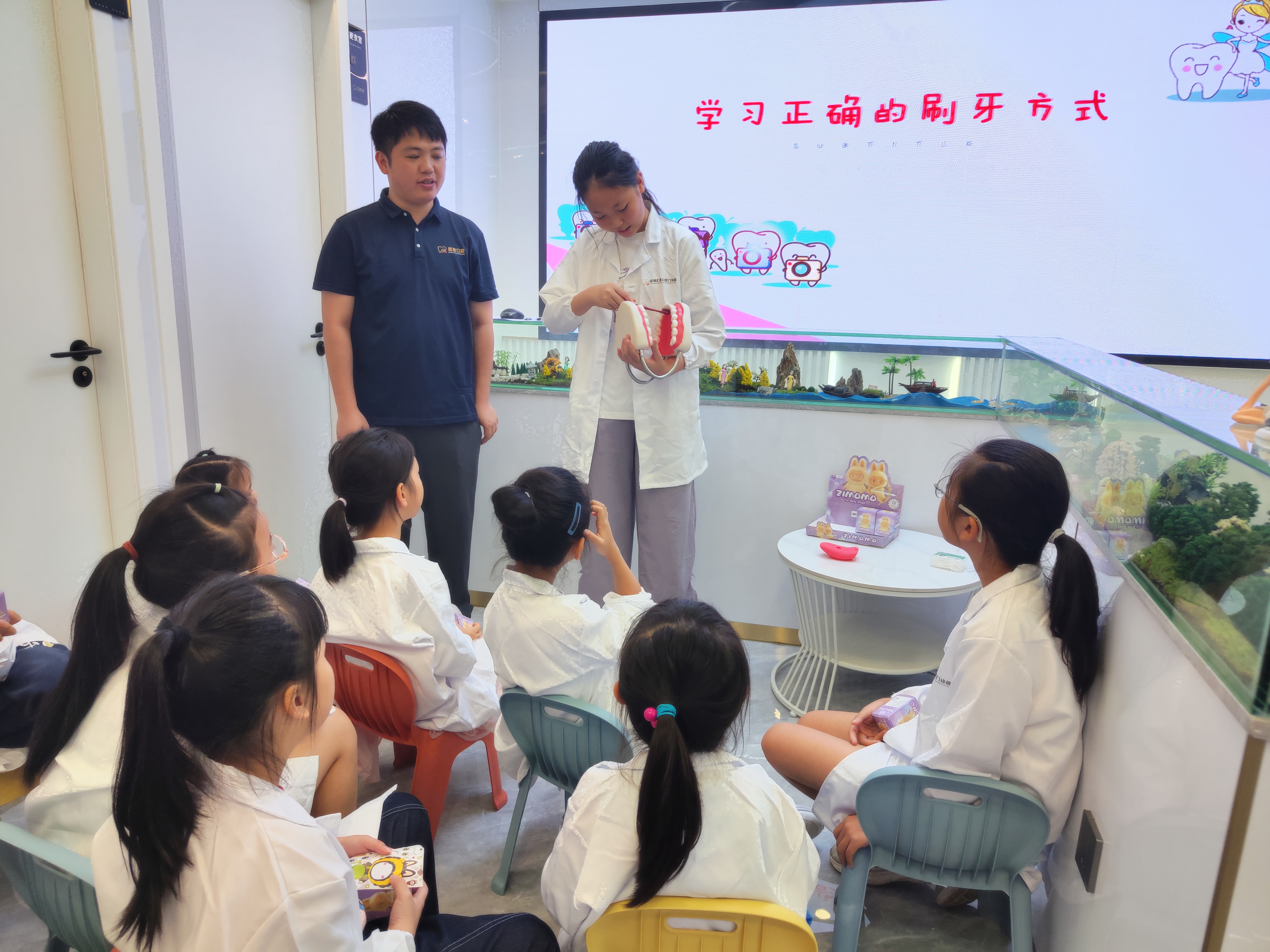 上台展示刷牙方法.jpg 上台展示刷牙方法.jpg