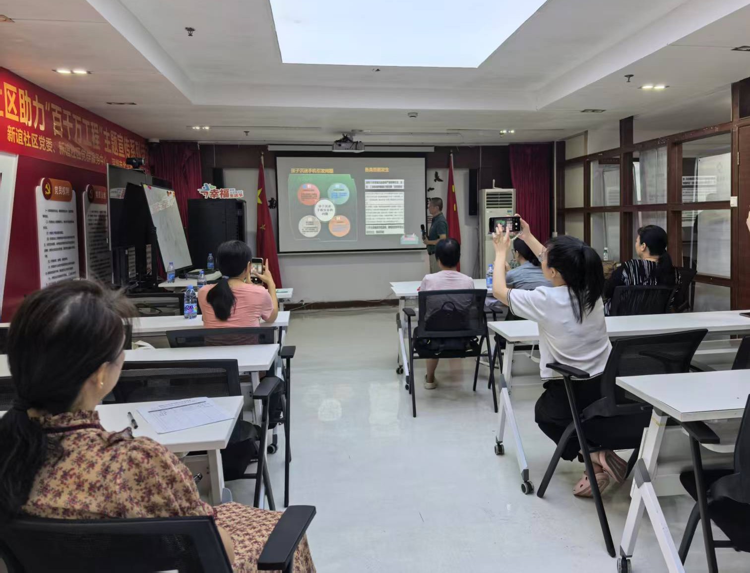 讲师授课.jpg 讲师授课.jpg