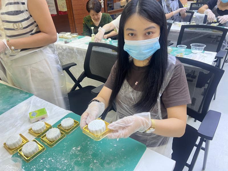 完成美美的月饼.jpg 完成美美的月饼.jpg