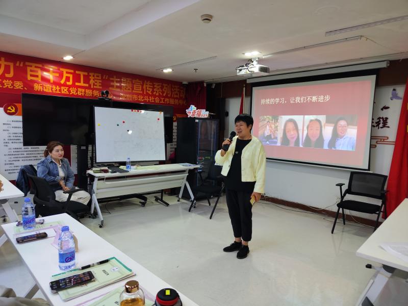 居民上台分享.jpg 居民上台分享.jpg