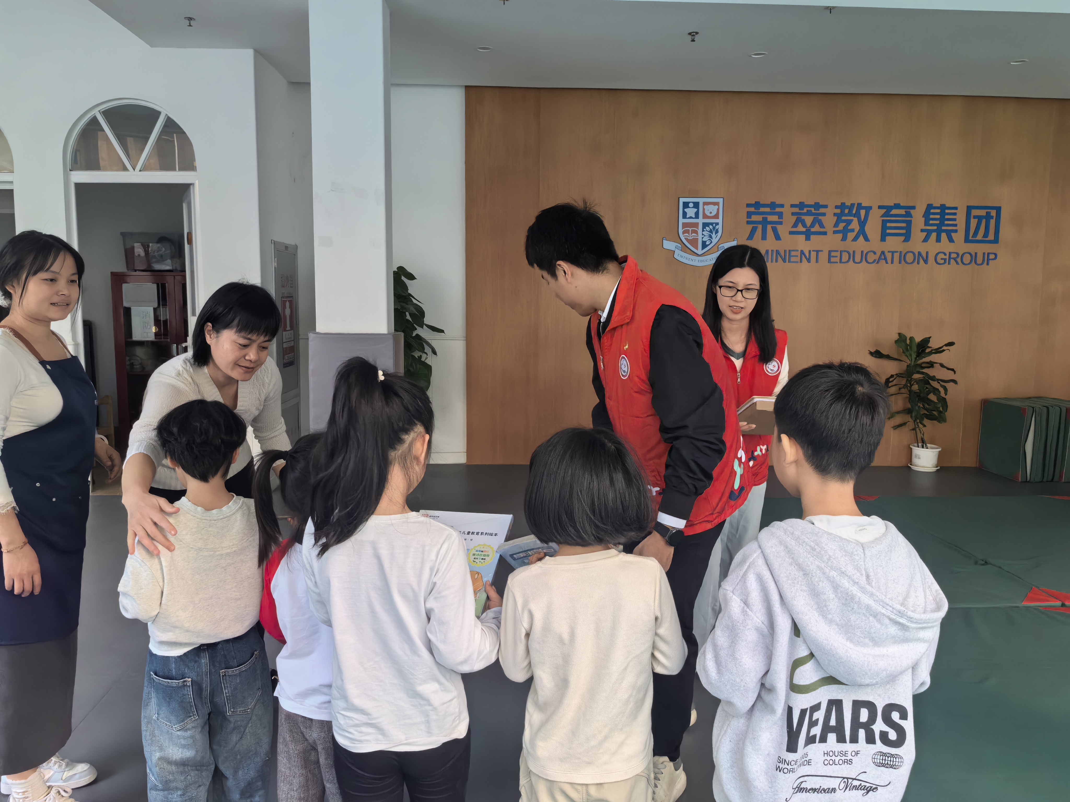 为幼儿园小朋友发放图书.jpg 为幼儿园小朋友发放图书.jpg