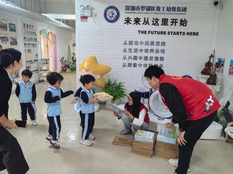 为小朋友送上书籍.jpg 为小朋友送上书籍.jpg