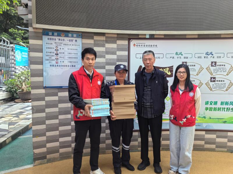 主题赠书进校园.jpg 主题赠书进校园.jpg