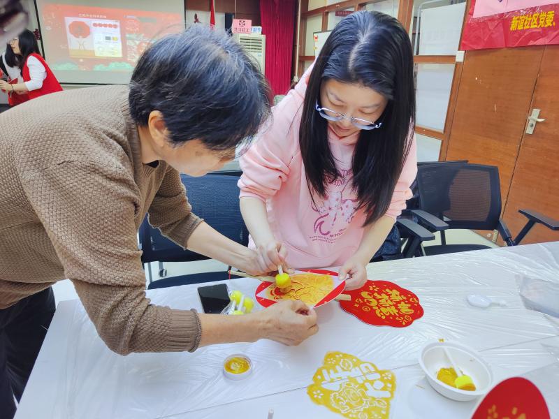 4、2026年3月3日+罗湖区黄贝街道新谊社区举办“巧手制团扇 欢乐庆元宵”主题活动.jpg