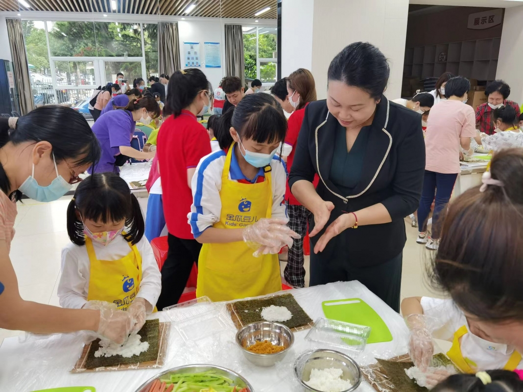 晓敏书记现场亲手指导小朋友制作寿司