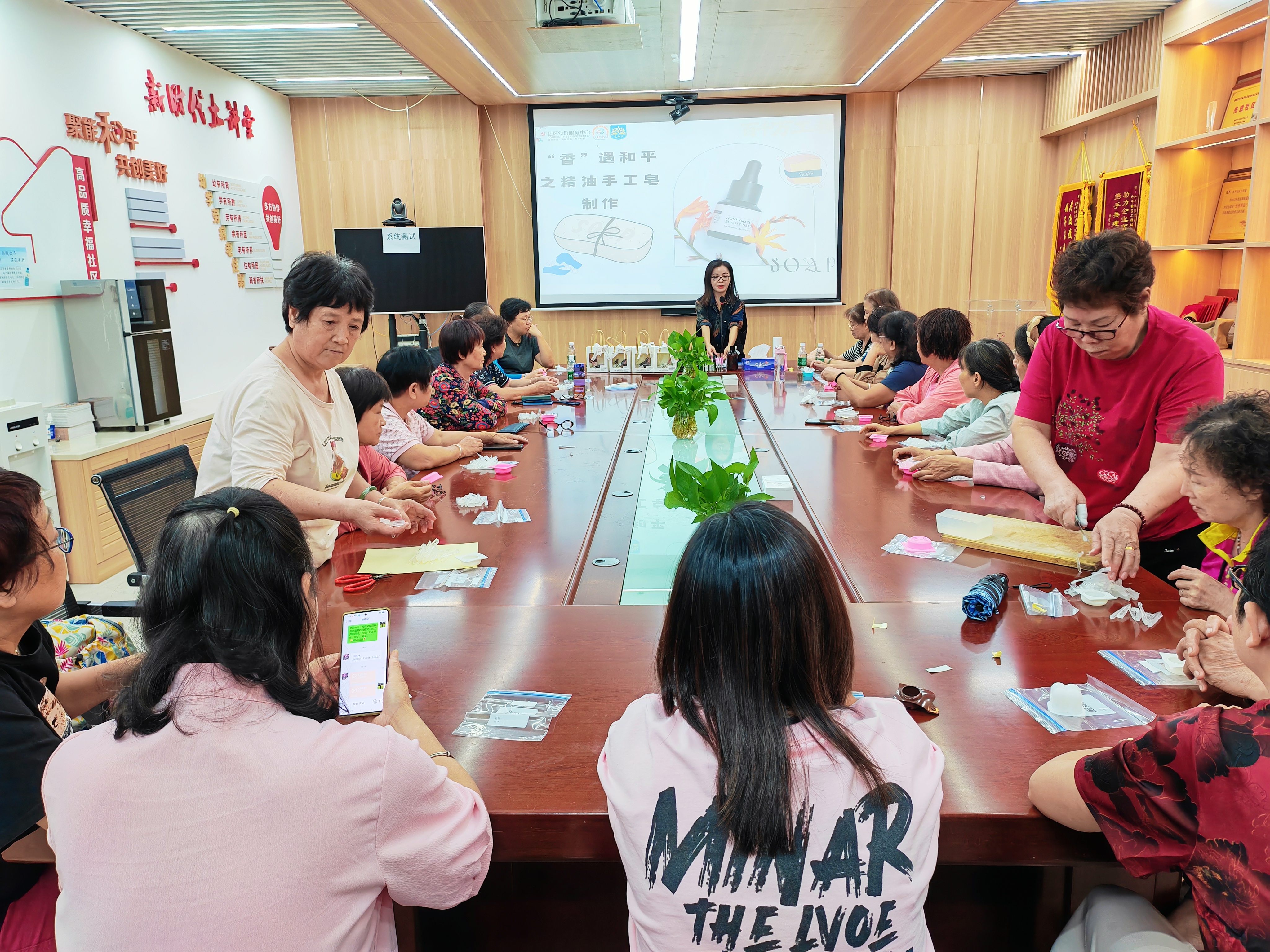 老师讲课.jpg 老师讲课.jpg