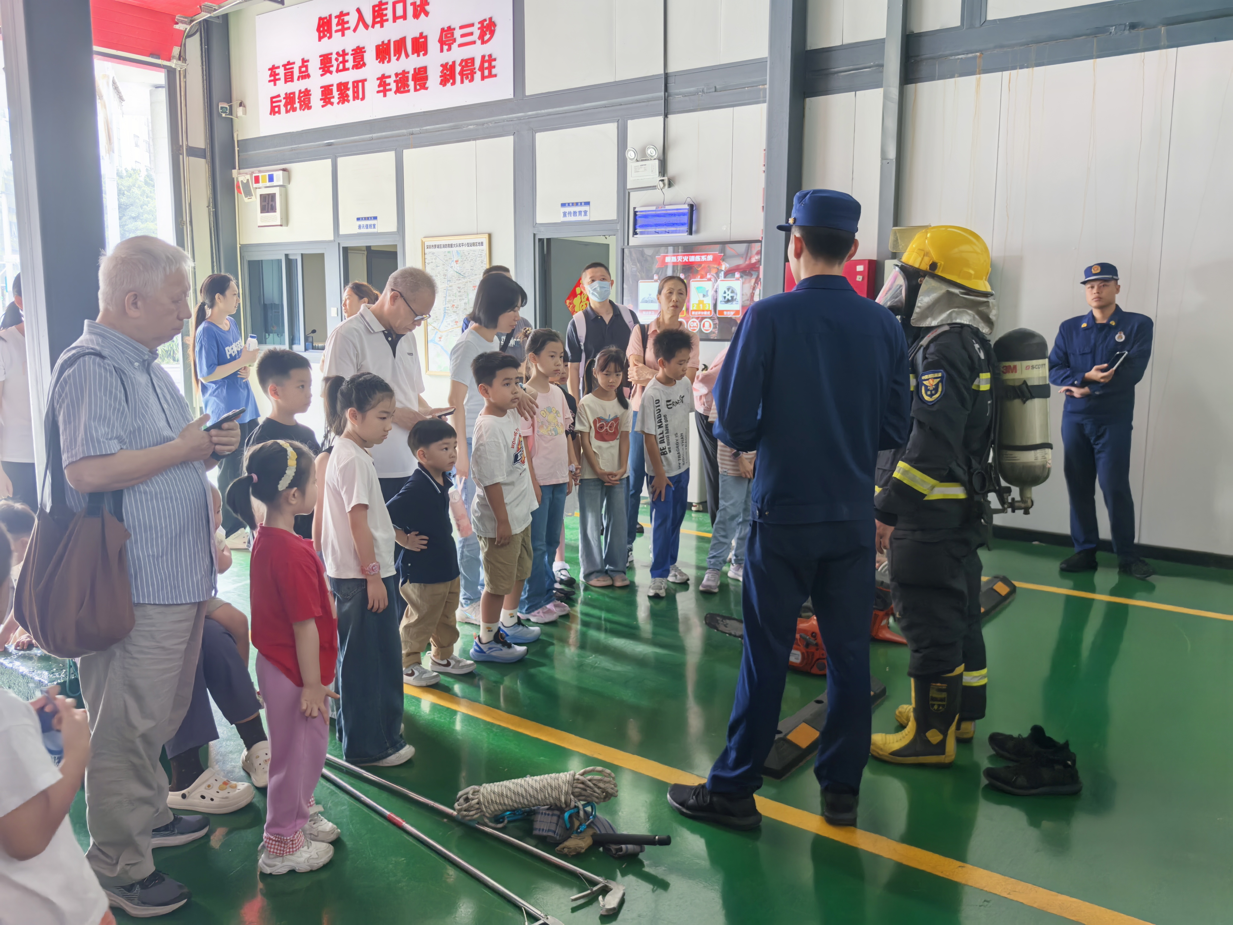 防火服介绍.jpg 防火服介绍.jpg