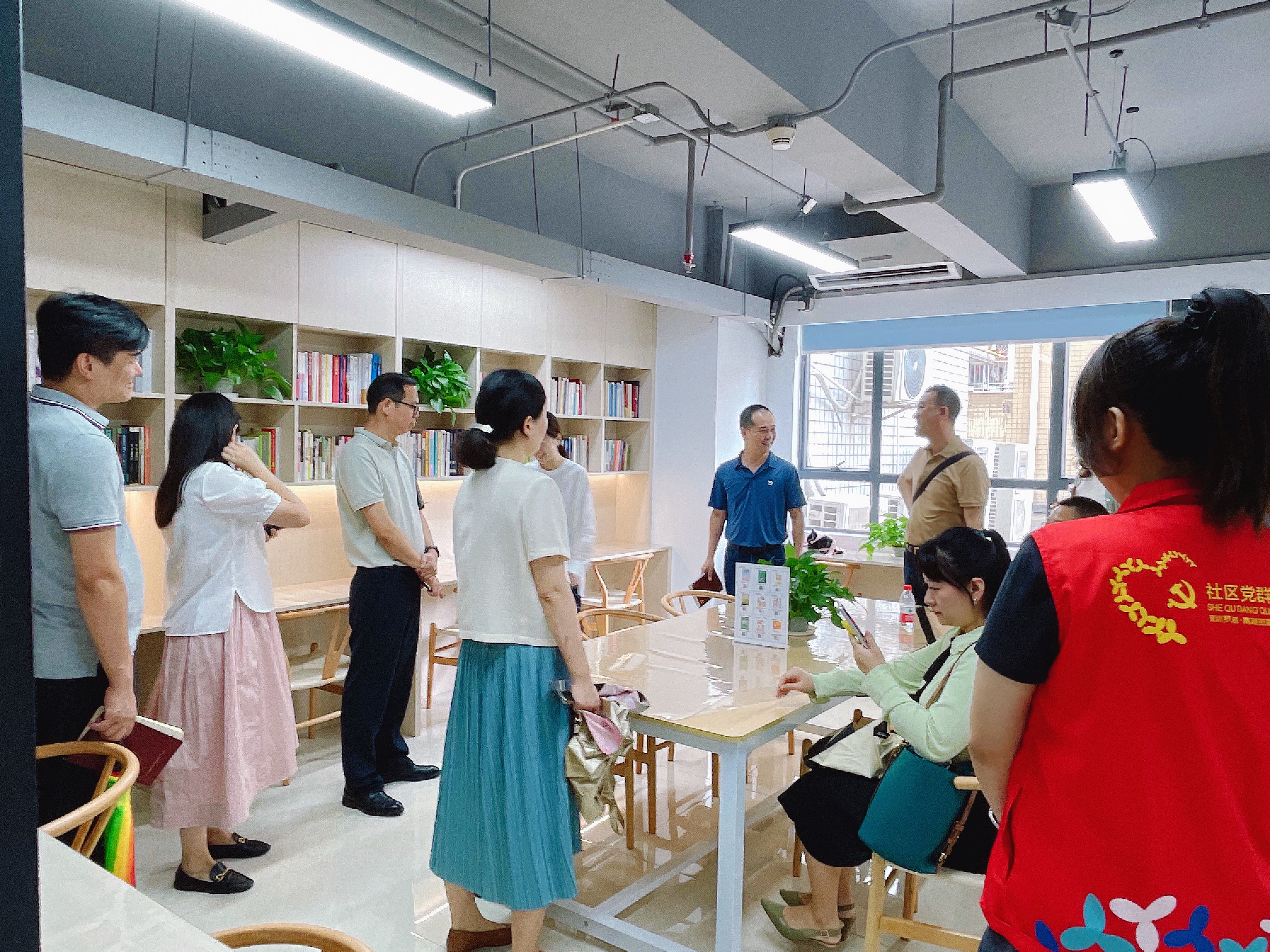 20240624街道各社区书记到文锦社区交流党群阵地提长工作 (5).jpg 20240624街道各社区书记到文锦社区交流党群阵地提长工作 (5).jpg