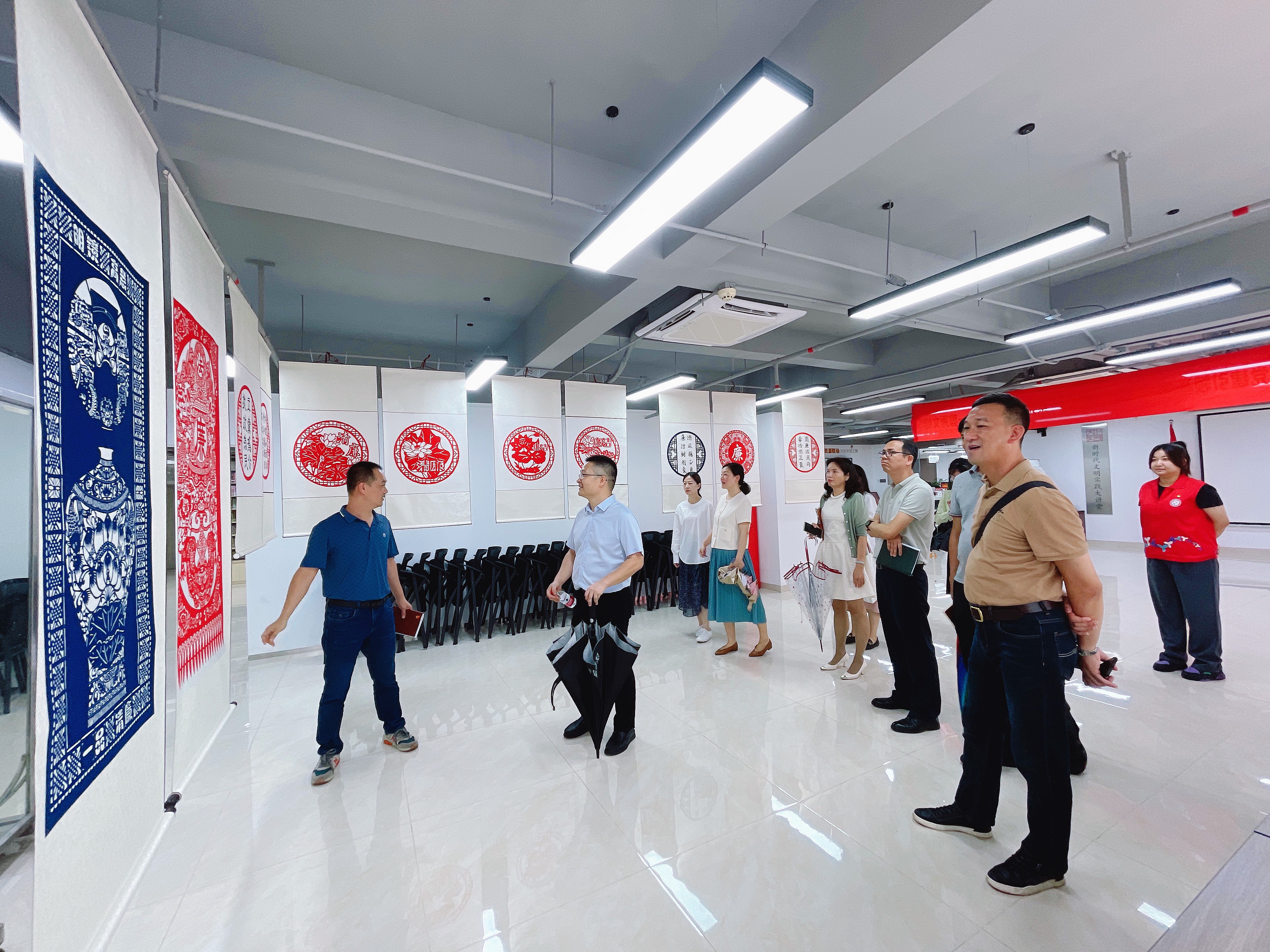 20240624南湖街道各社区书记组团来文锦社区交流提升党群服务(3).jpg 20240624南湖街道各社区书记组团来文锦社区交流提升党群服务(3).jpg