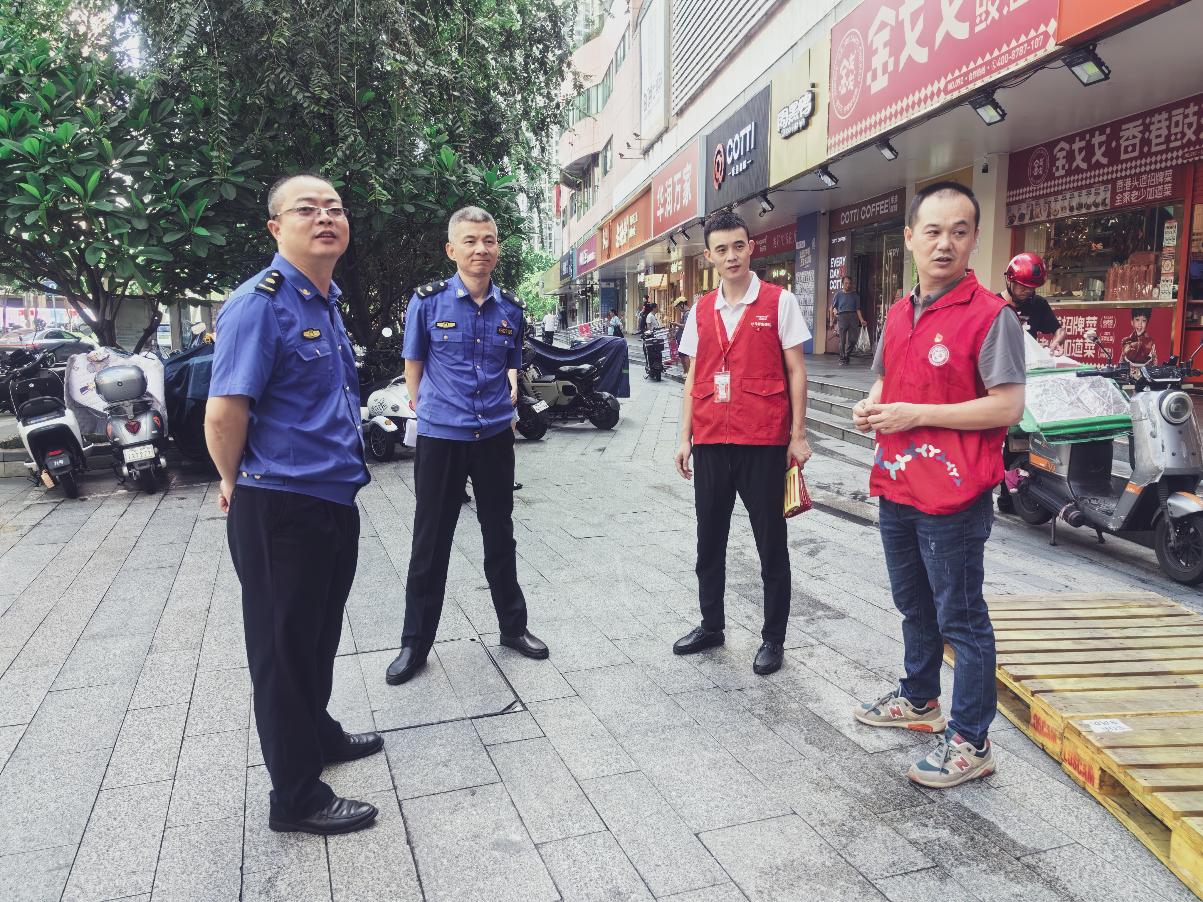 20240801春风万家超市给执法队和环卫工人夏日送清凉1.jpg 20240801春风万家超市给执法队和环卫工人夏日送清凉1.jpg